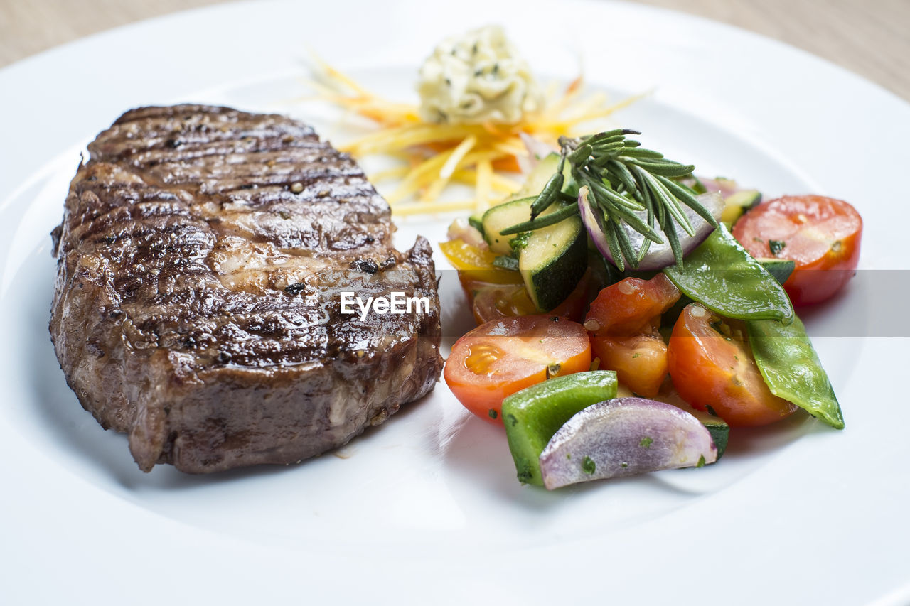 HIGH ANGLE VIEW OF FOOD IN PLATE