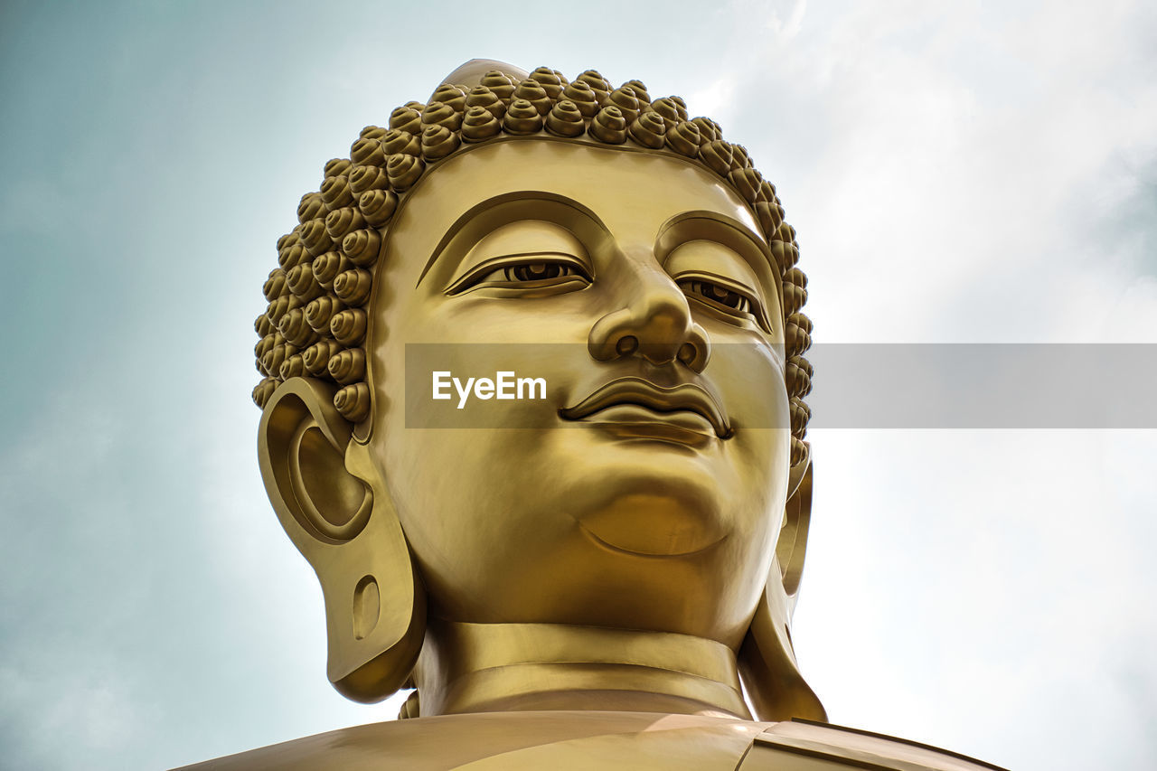 Giant golden buddha statue of dhammakaya thep mongkol buddha in wat paknam bhasicharoen temple