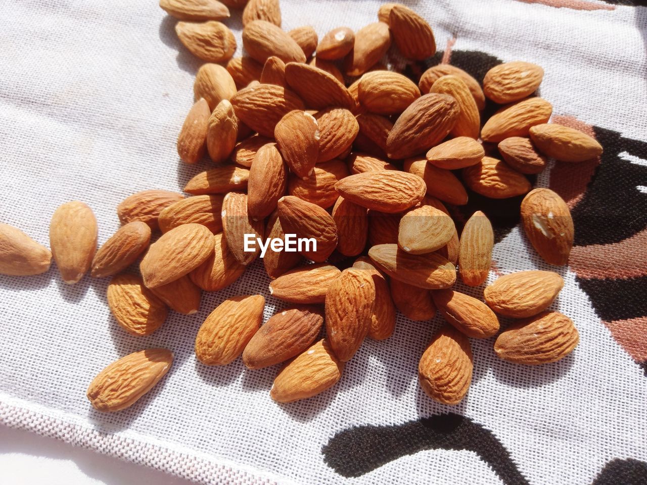 HIGH ANGLE VIEW OF ROASTED COFFEE IN CONTAINER