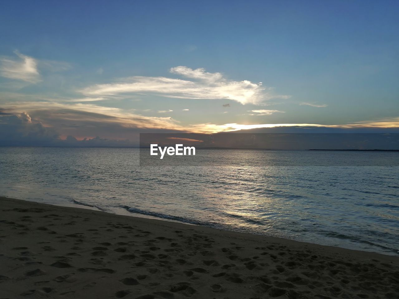 SCENIC VIEW OF SEA AGAINST SUNSET SKY