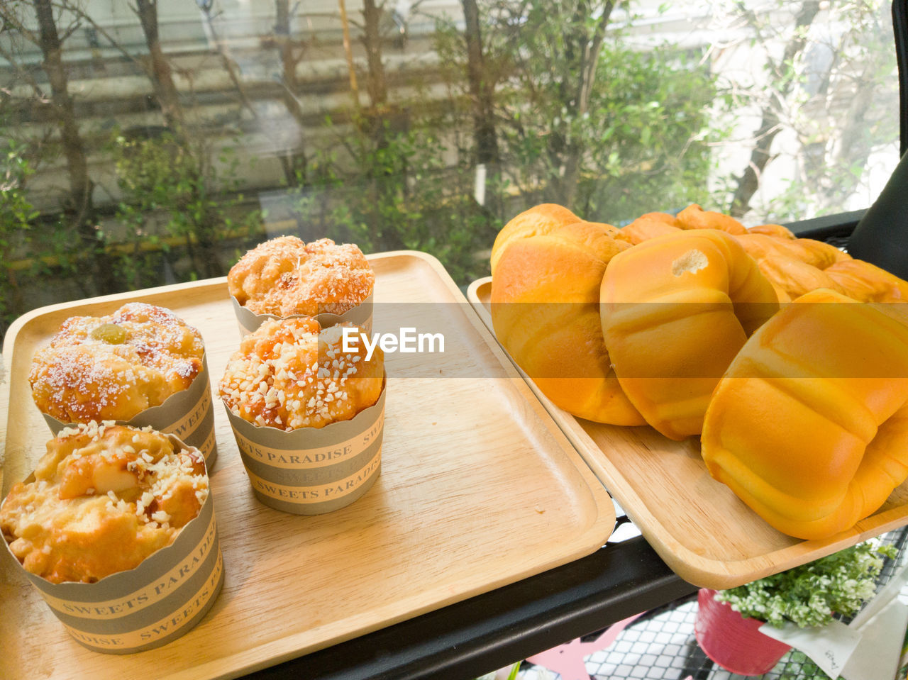 HIGH ANGLE VIEW OF FOOD ON CUTTING BOARD