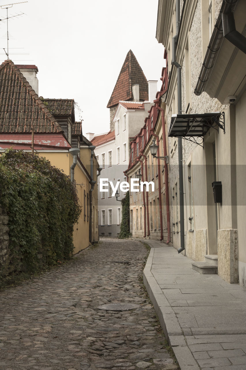 Narrow alley amidst buildings in city