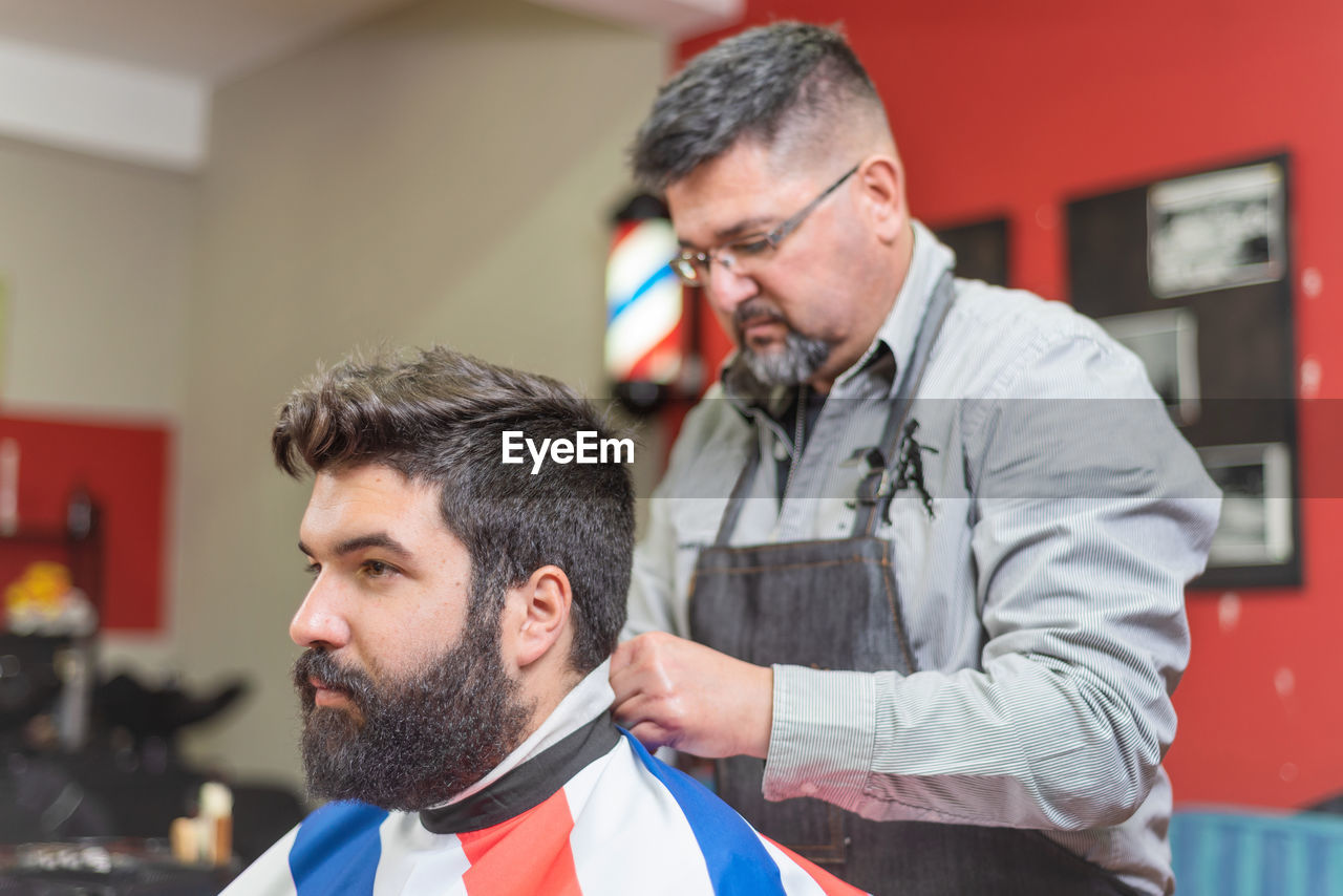 Barber cutting man hair