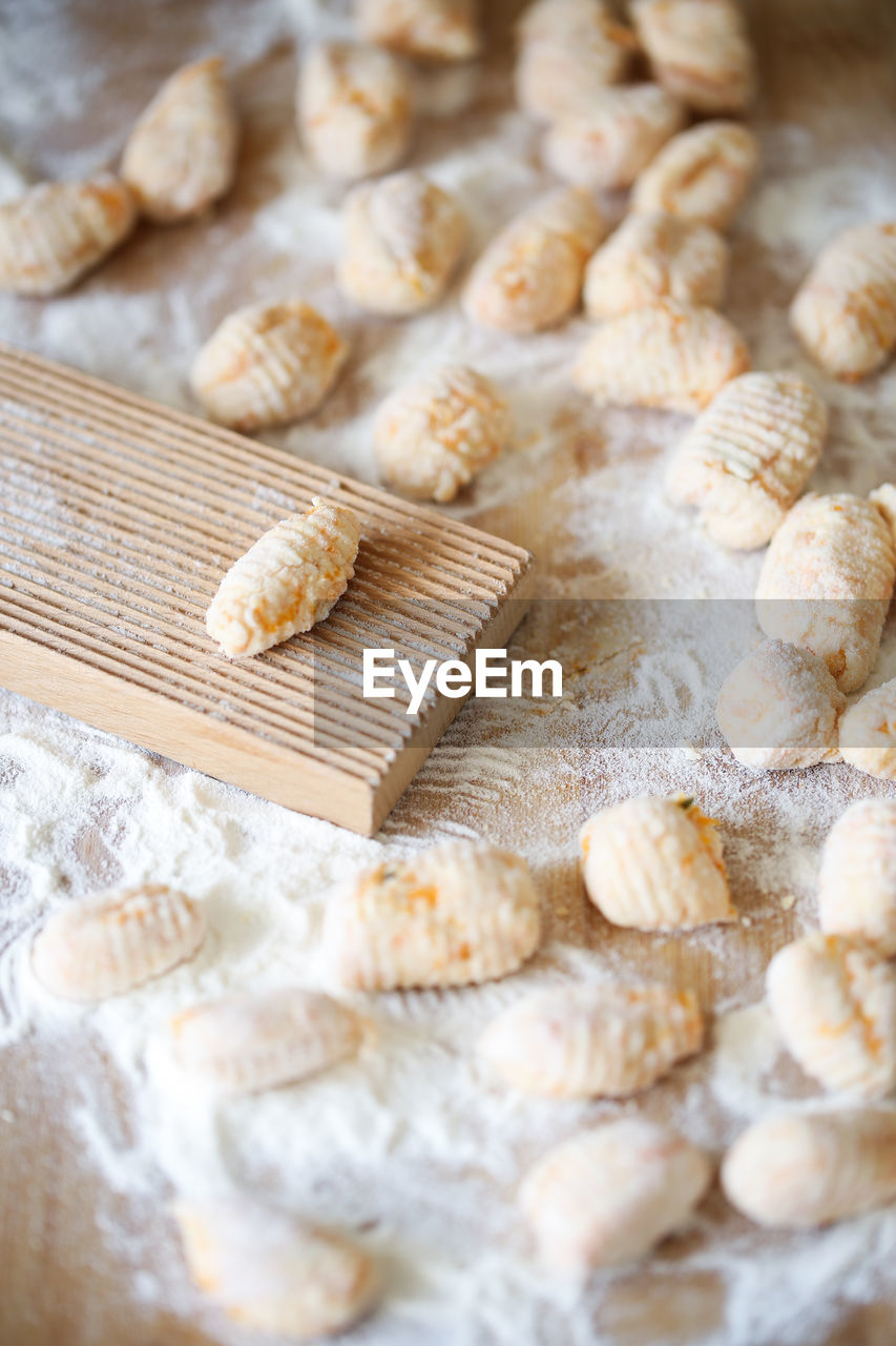 HIGH ANGLE VIEW OF COOKIES IN KITCHEN