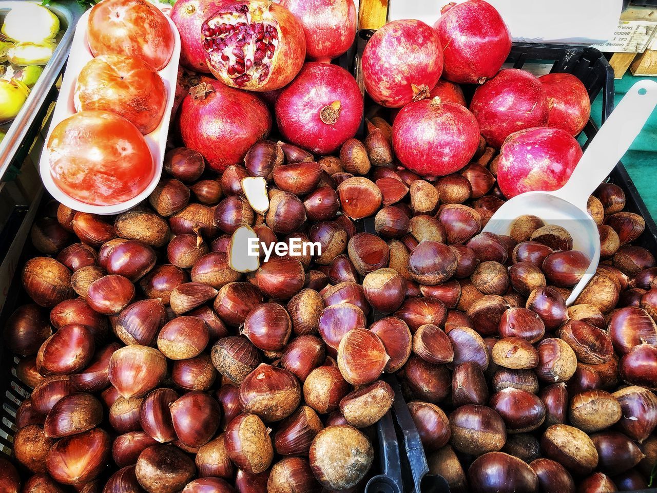 HIGH ANGLE VIEW OF FRUITS IN MARKET