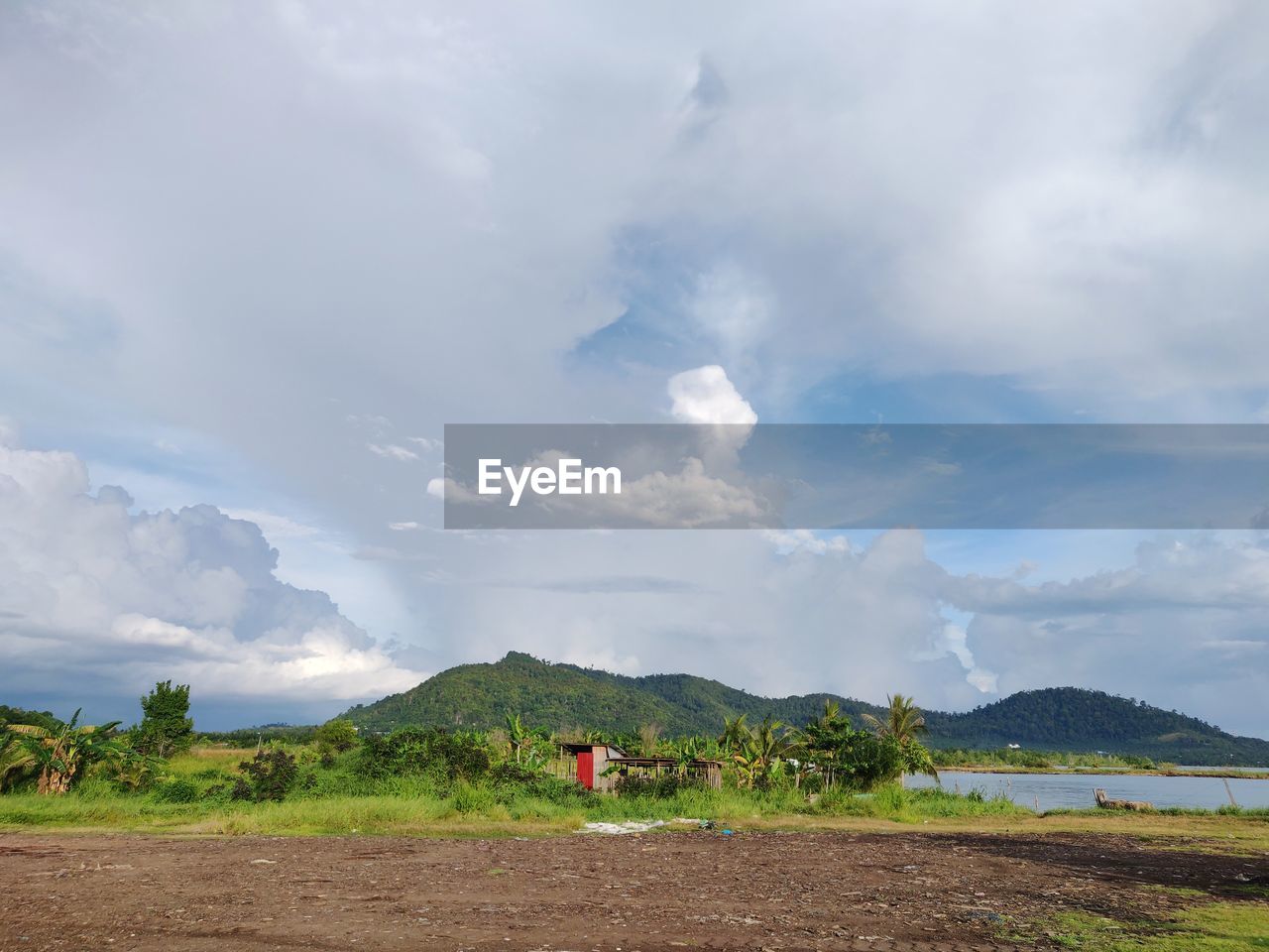 SCENIC VIEW OF LAND AND MOUNTAINS AGAINST SKY