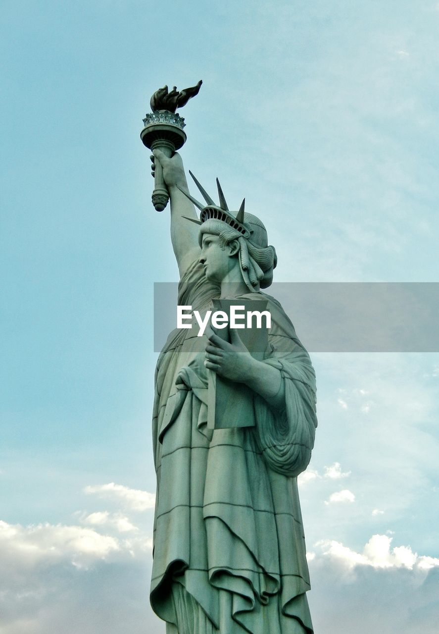 LOW ANGLE VIEW OF STATUE OF LIBERTY AGAINST SKY