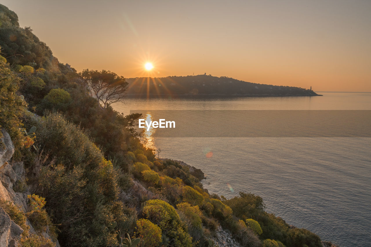 IDYLLIC VIEW OF SEA AGAINST SKY DURING SUNSET