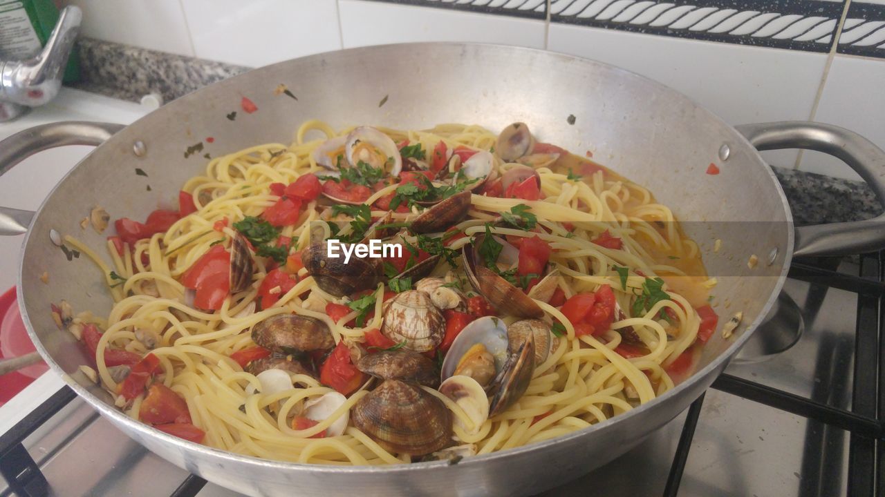 HIGH ANGLE VIEW OF FOOD IN KITCHEN