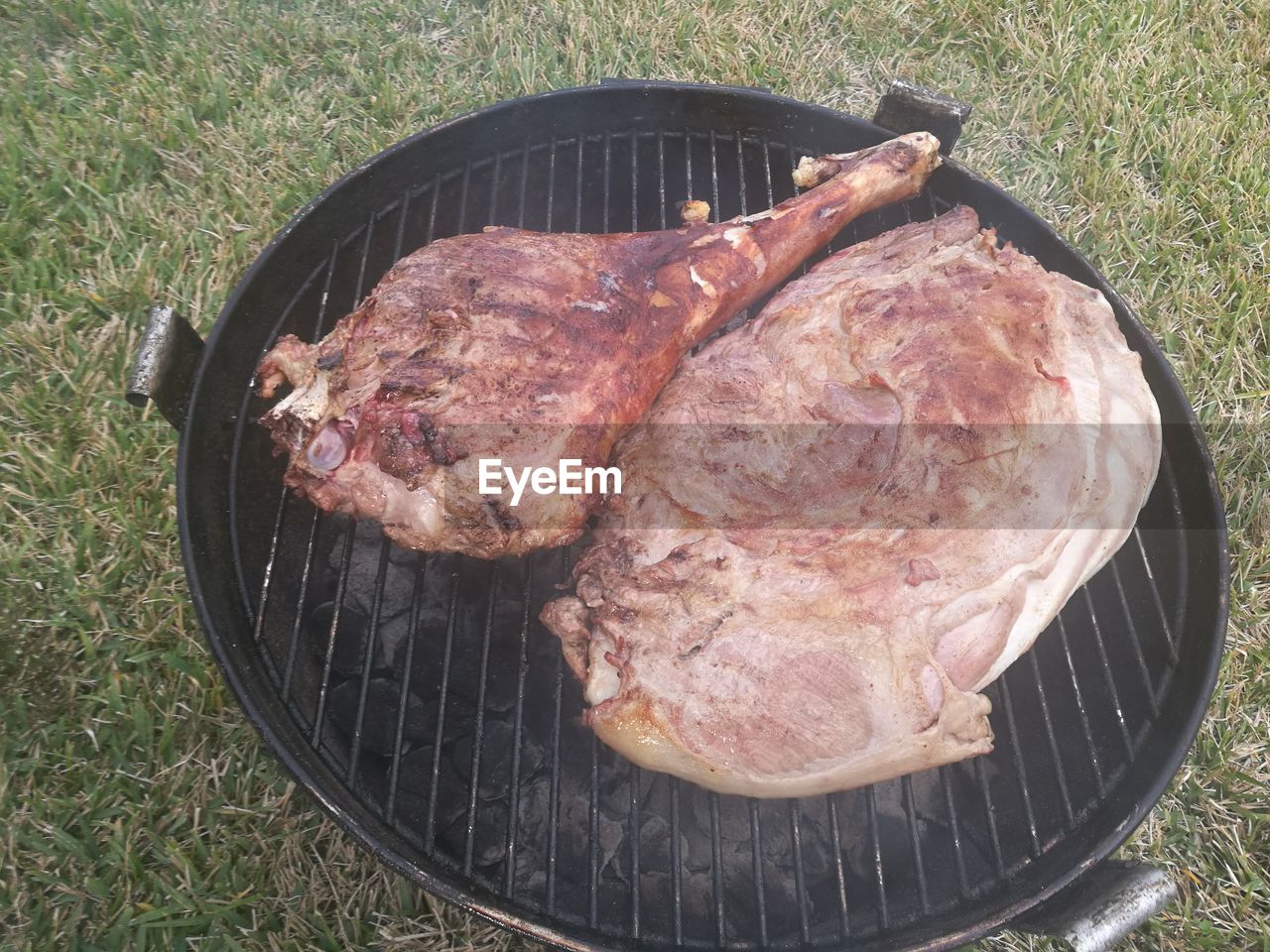 HIGH ANGLE VIEW OF MEAT IN BARBECUE GRILL