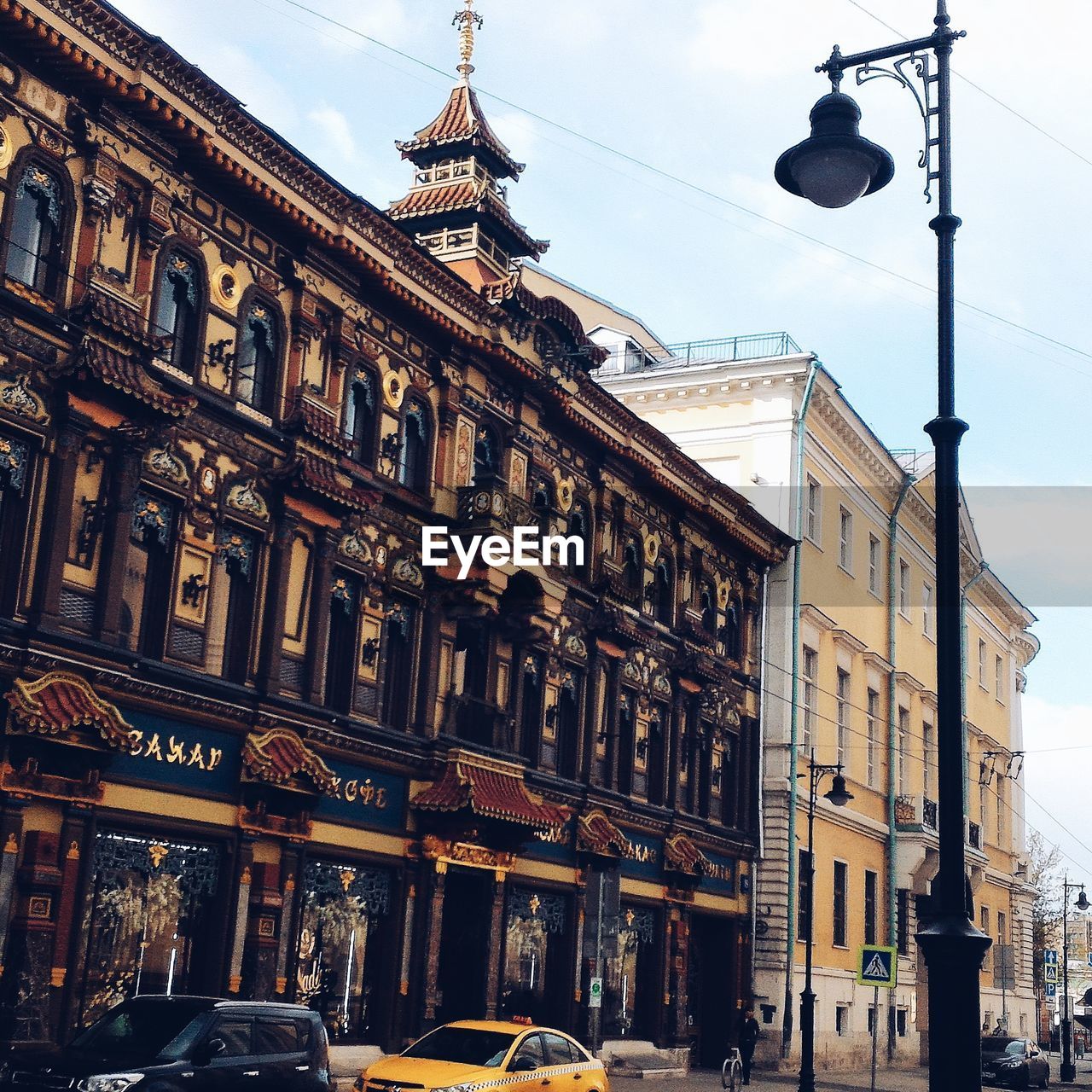 LOW ANGLE VIEW OF BUILDINGS AGAINST SKY