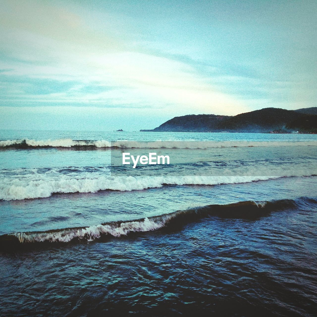 SCENIC VIEW OF SEA AND MOUNTAINS AGAINST SKY