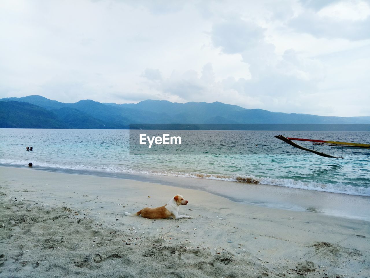 SCENIC VIEW OF SEA BY MOUNTAINS AGAINST SKY