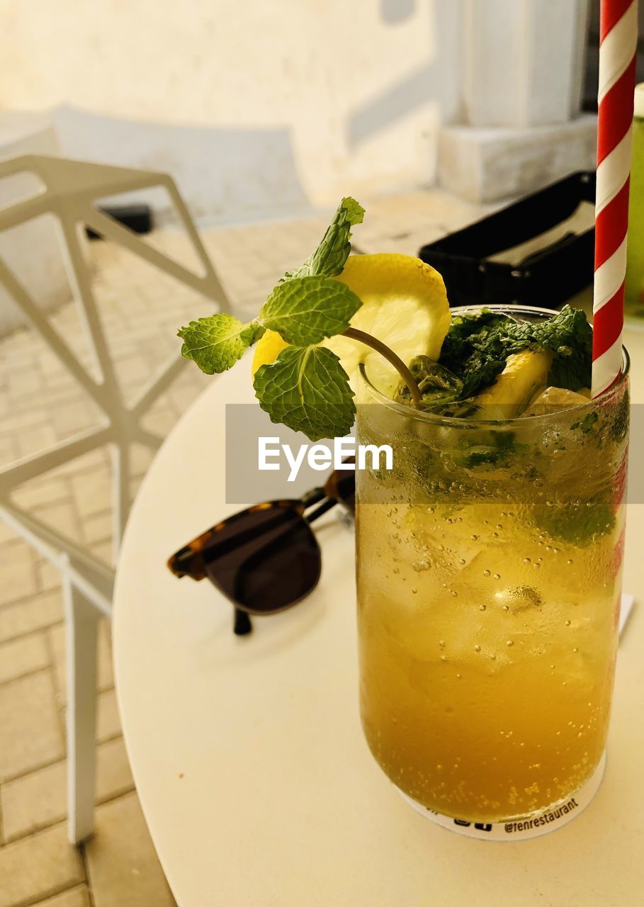 CLOSE-UP OF DRINK ON GLASS