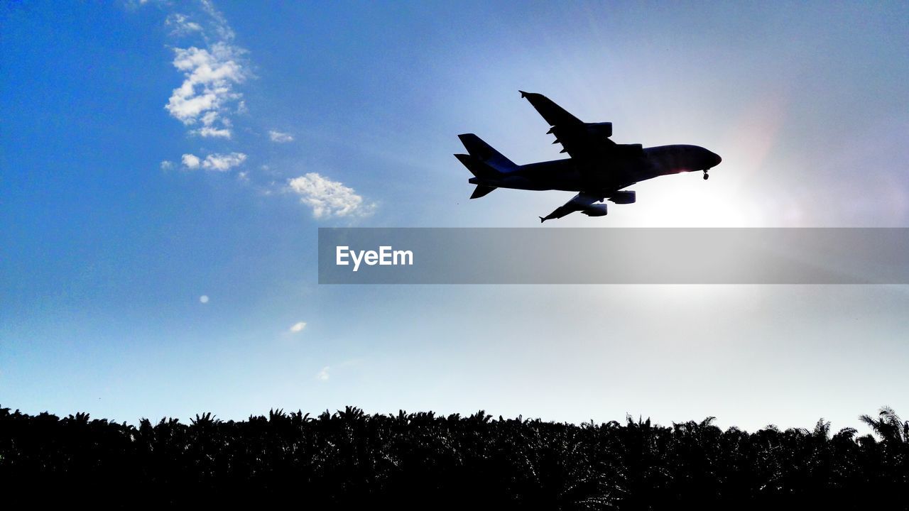 LOW ANGLE VIEW OF SILHOUETTE AIRPLANE FLYING AGAINST SKY DURING SUNSET