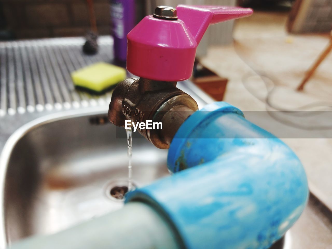 CLOSE-UP OF HAND HOLDING WATER IN GLASS