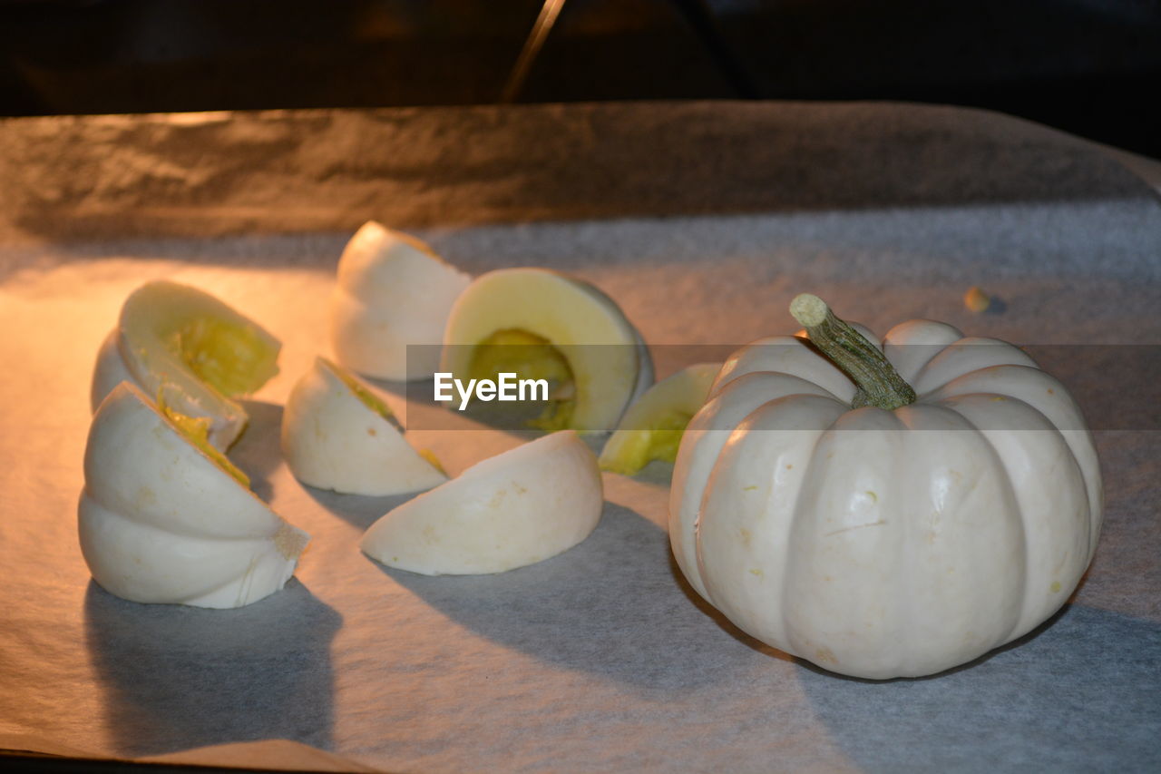 HIGH ANGLE VIEW OF FRUITS IN PLATE