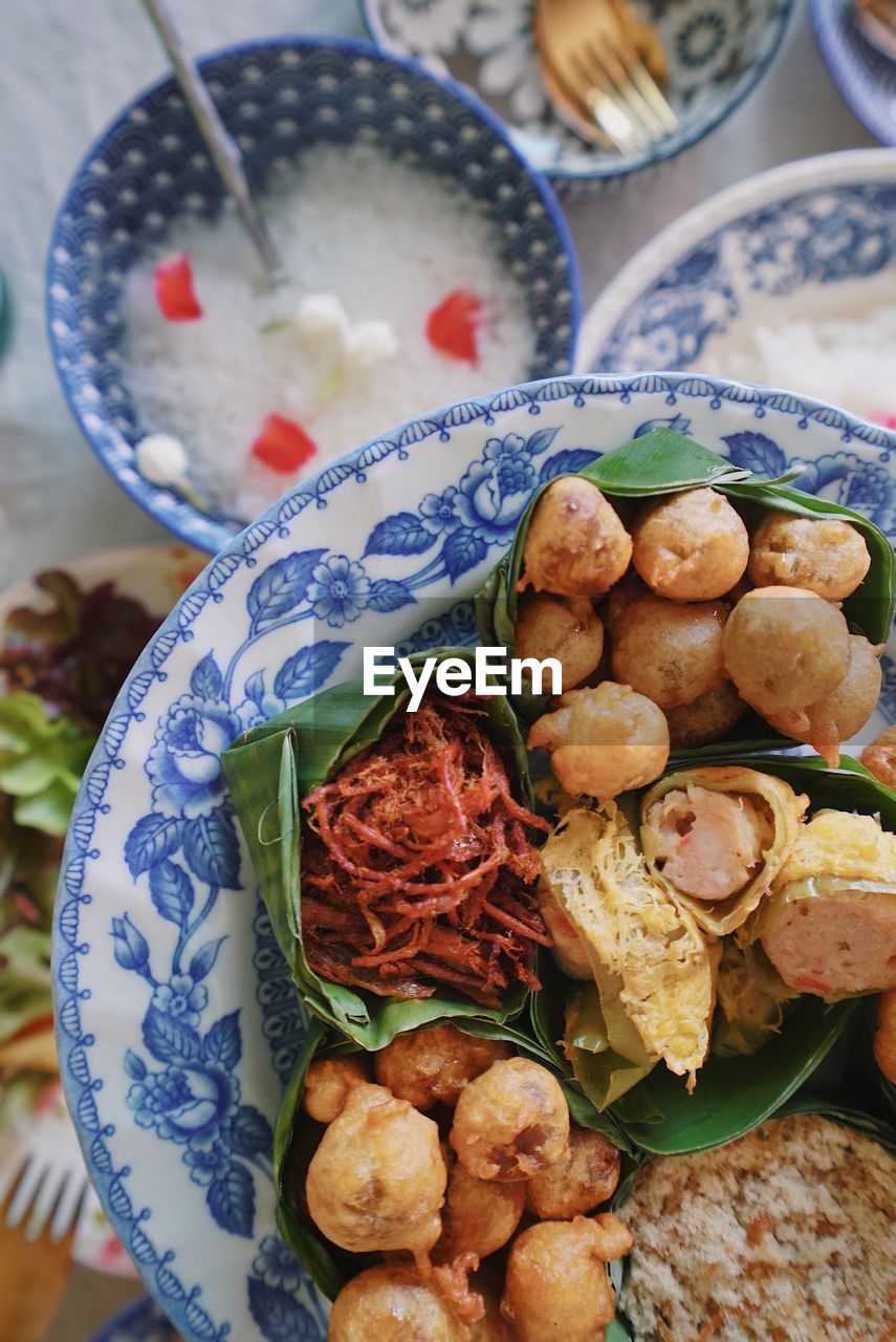 HIGH ANGLE VIEW OF MEAL ON TABLE