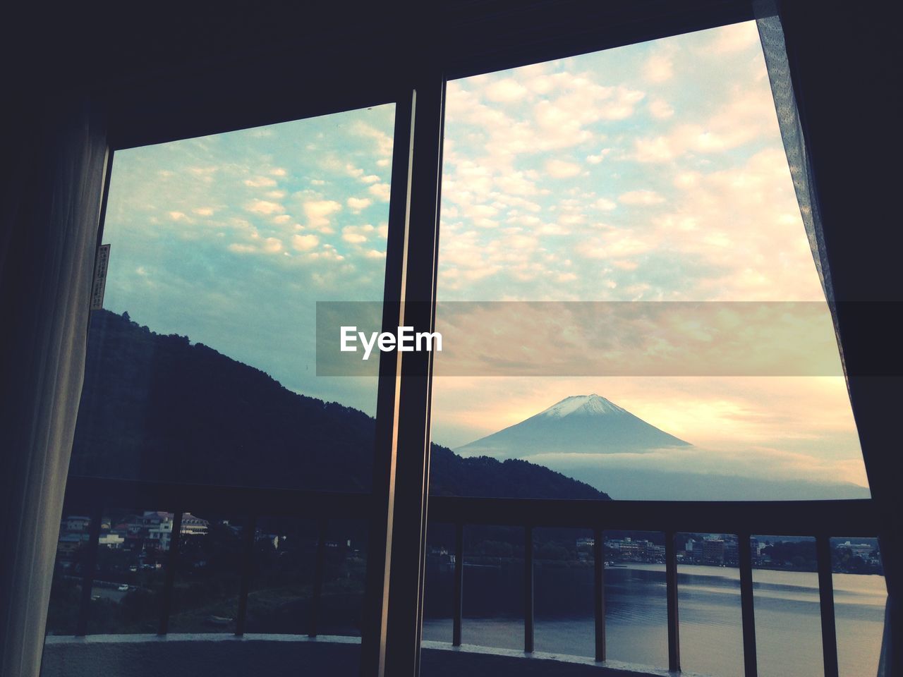 SCENIC VIEW OF LAKE AGAINST MOUNTAINS