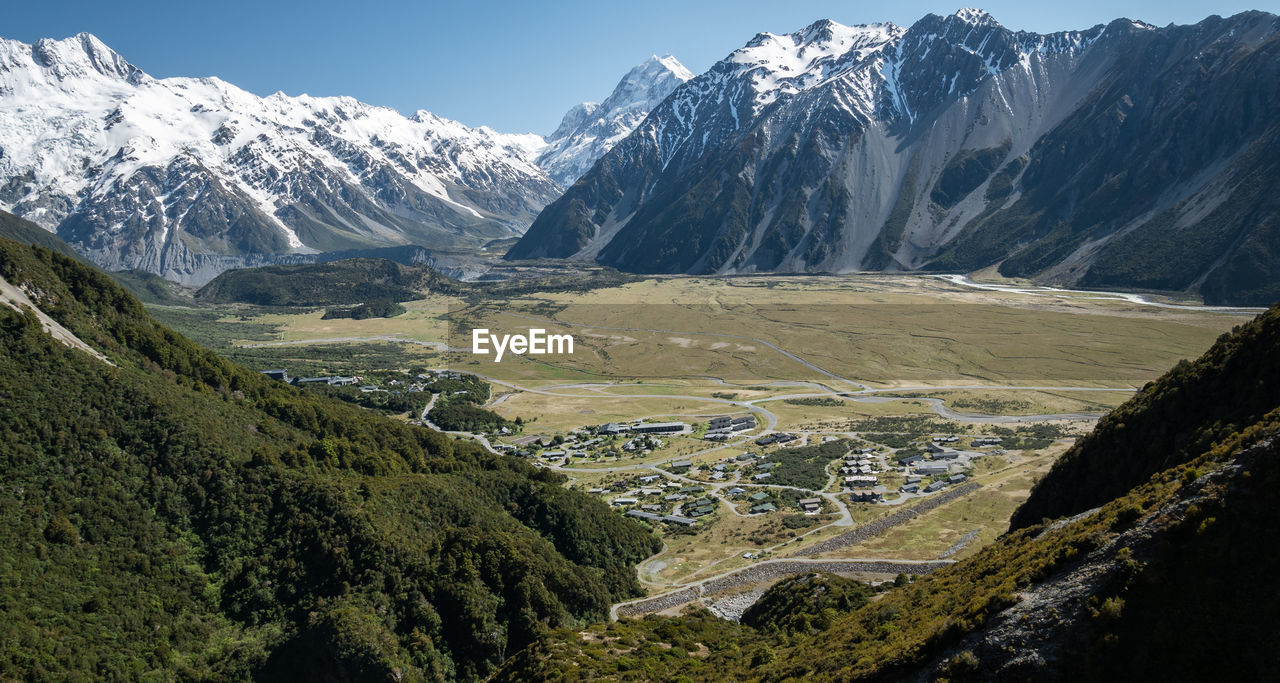 Mountain village located in valley and surrounded by high peaks. aoraki  national park, new zealand
