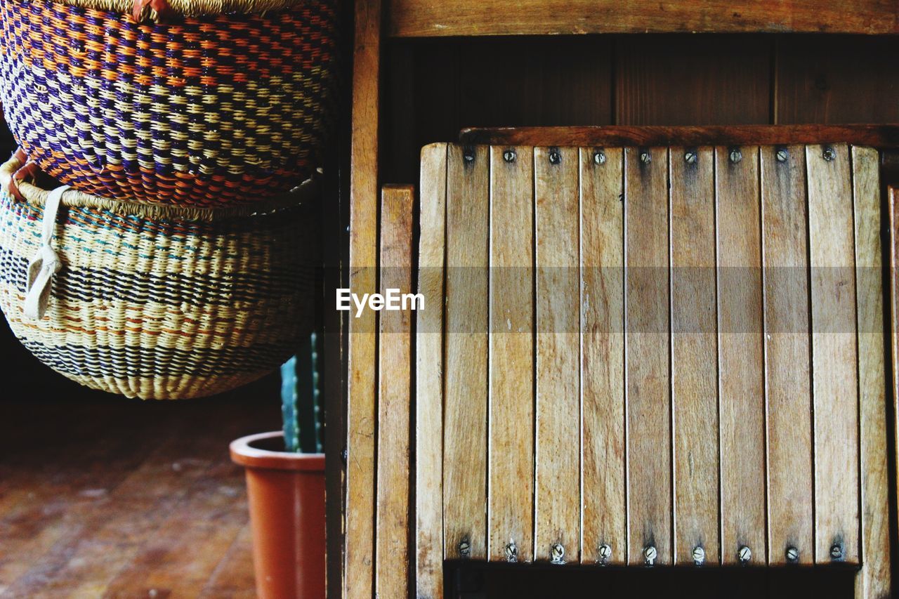 HIGH ANGLE VIEW OF WICKER BASKET ON METAL