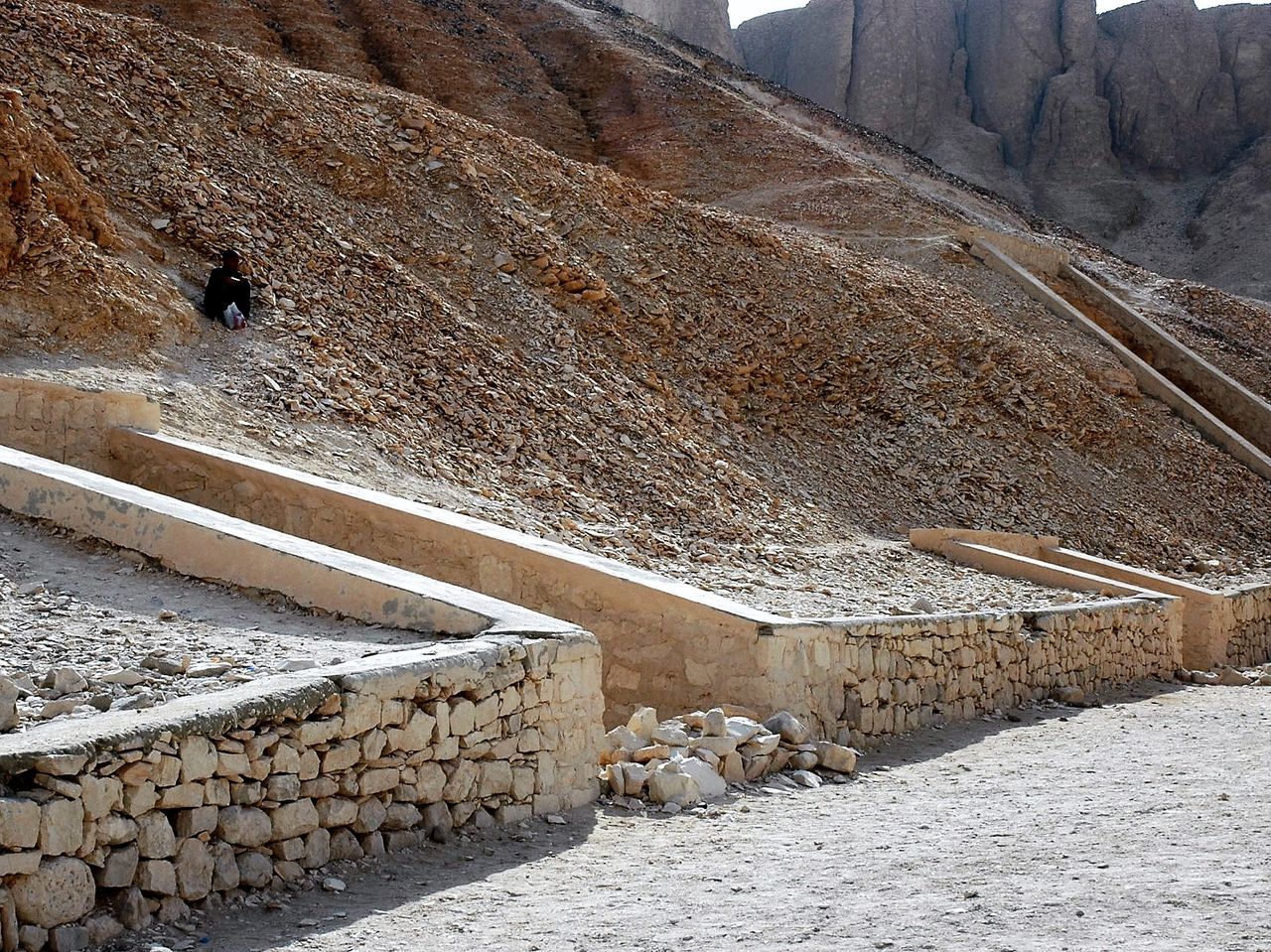 ROAD BY MOUNTAIN AGAINST SKY