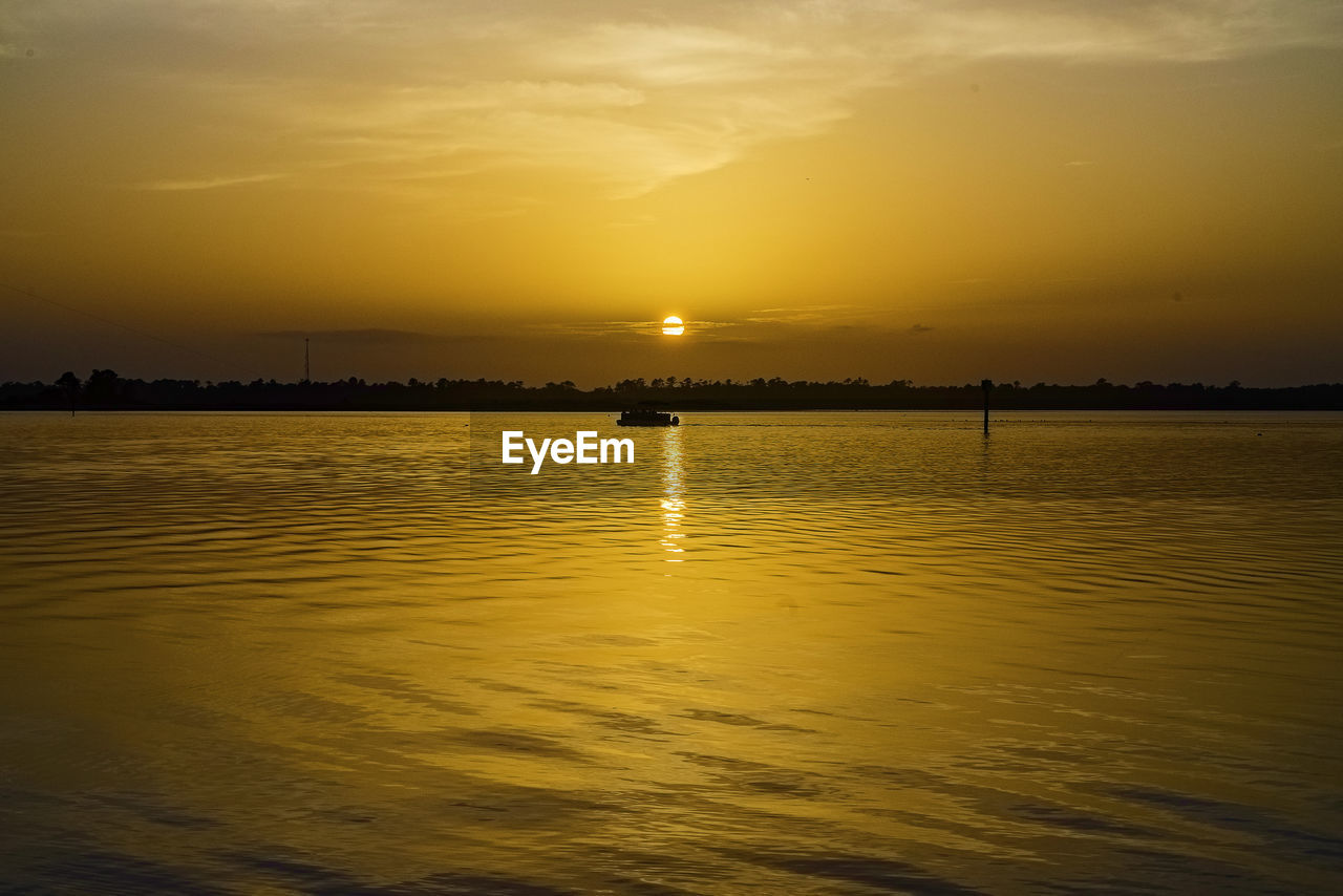 SCENIC VIEW OF SEA AGAINST SKY AT SUNSET