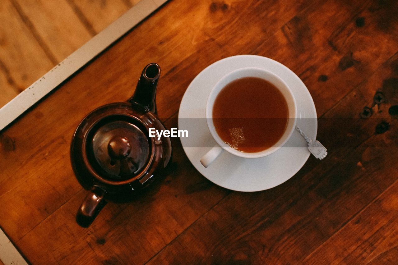 HIGH ANGLE VIEW OF COFFEE CUP ON TABLE