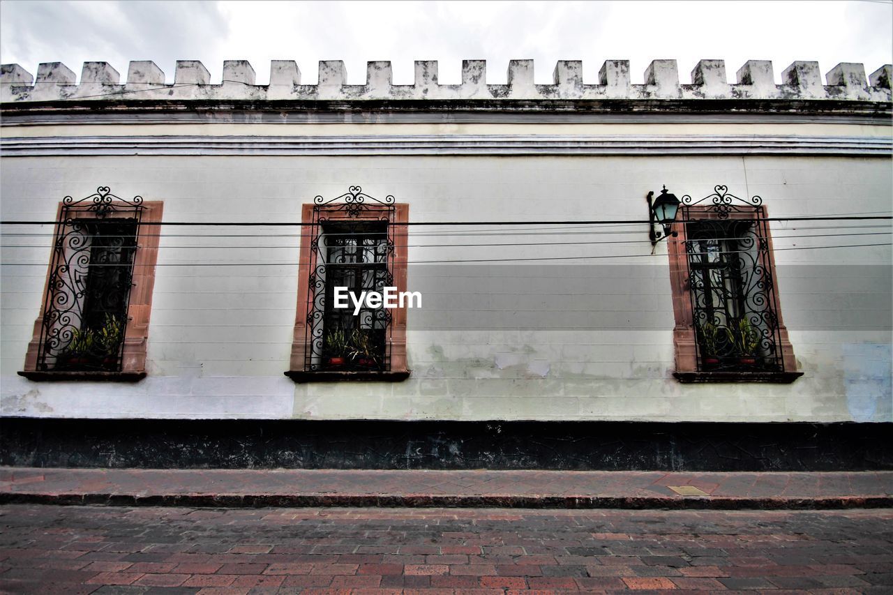 LOW ANGLE VIEW OF BUILDINGS AGAINST SKY