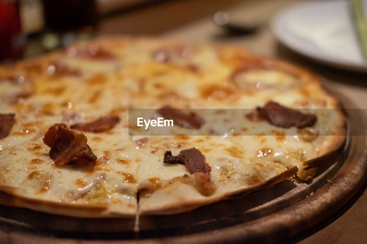 CLOSE-UP OF PIZZA IN PLATE