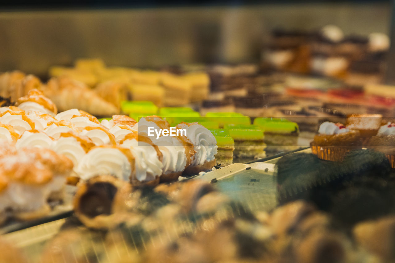 CLOSE-UP OF CAKE ON TABLE