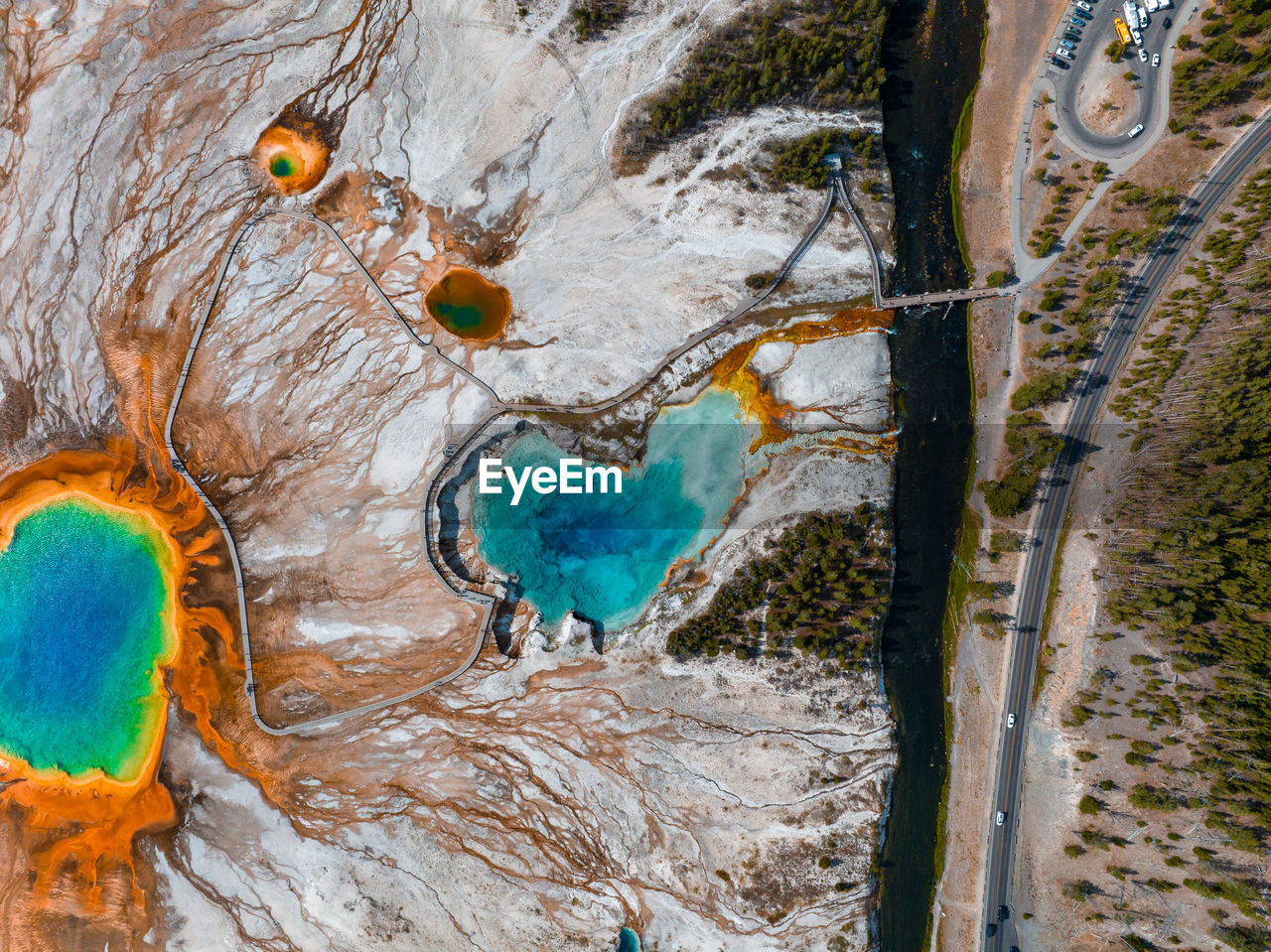 Grand prismatic pool at yellowstone national park colors