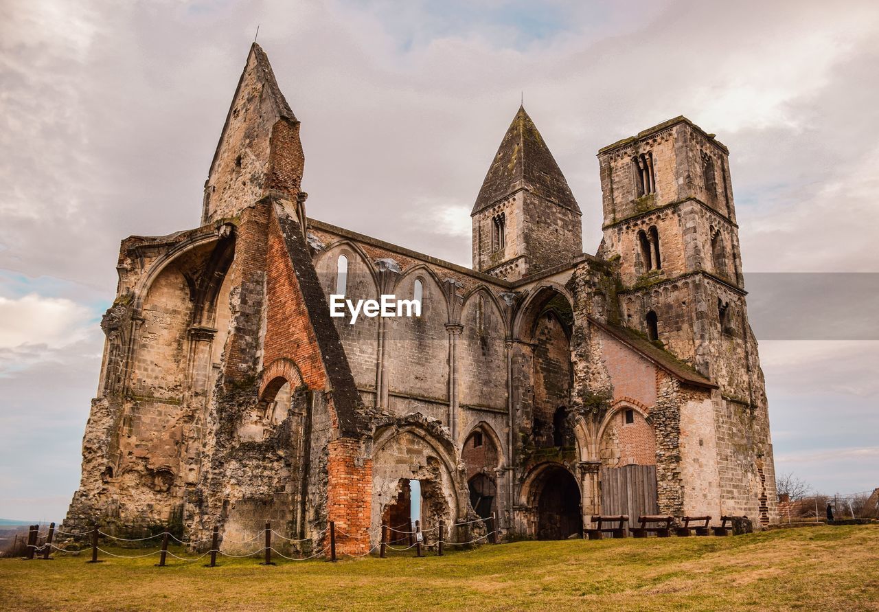 LOW ANGLE VIEW OF OLD CATHEDRAL AGAINST SKY