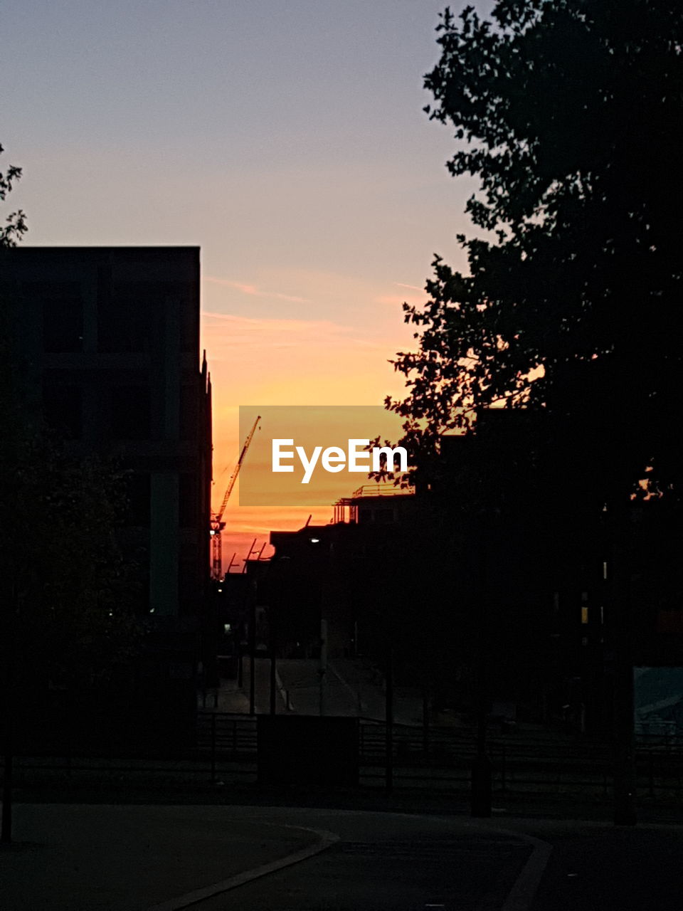 SILHOUETTE BUILDINGS AGAINST SKY AT DUSK