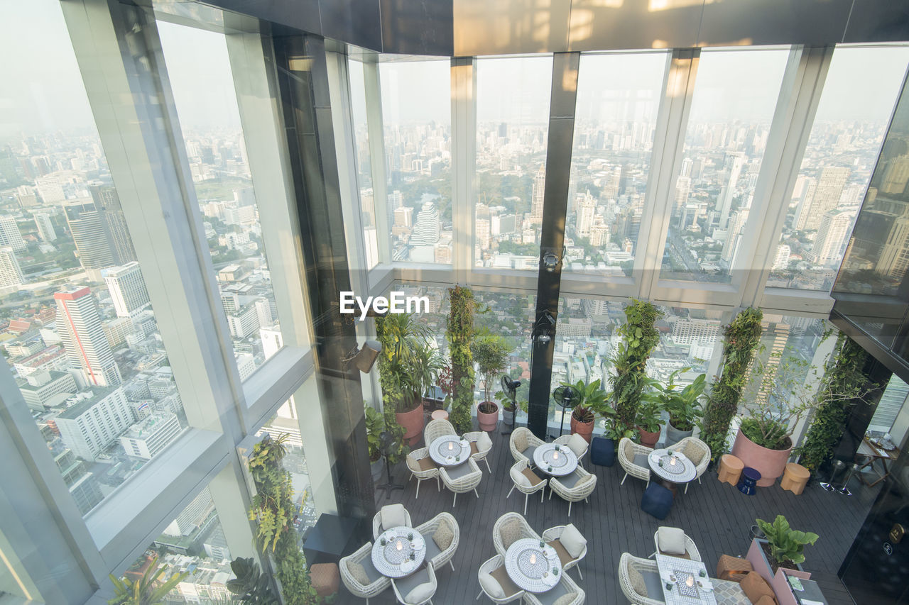 HIGH ANGLE VIEW OF CHAIRS AND TABLE IN RESTAURANT