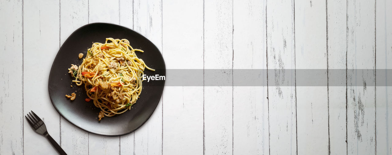 HIGH ANGLE VIEW OF FOOD IN BOWL