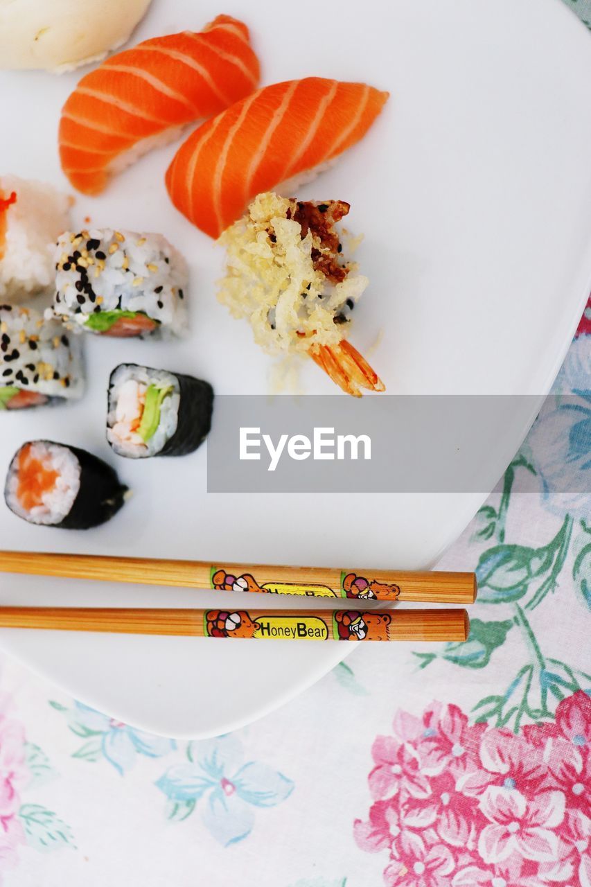 HIGH ANGLE VIEW OF SUSHI ON PLATE