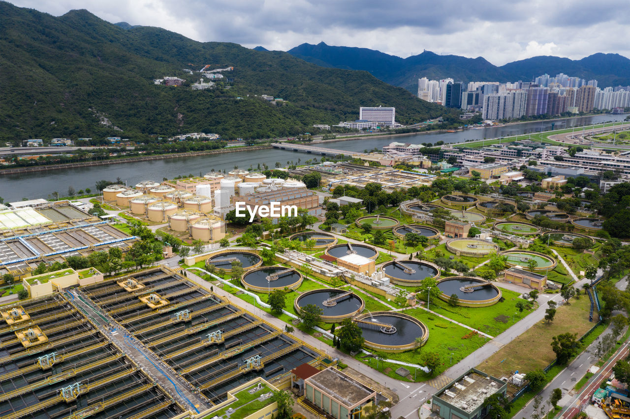 HIGH ANGLE VIEW OF BUILDINGS AND TREES IN CITY