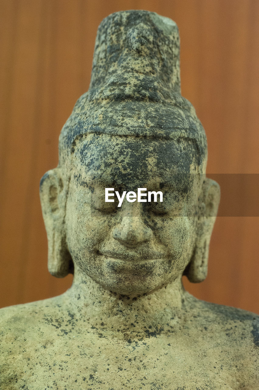 CLOSE-UP OF STATUE OF BUDDHA