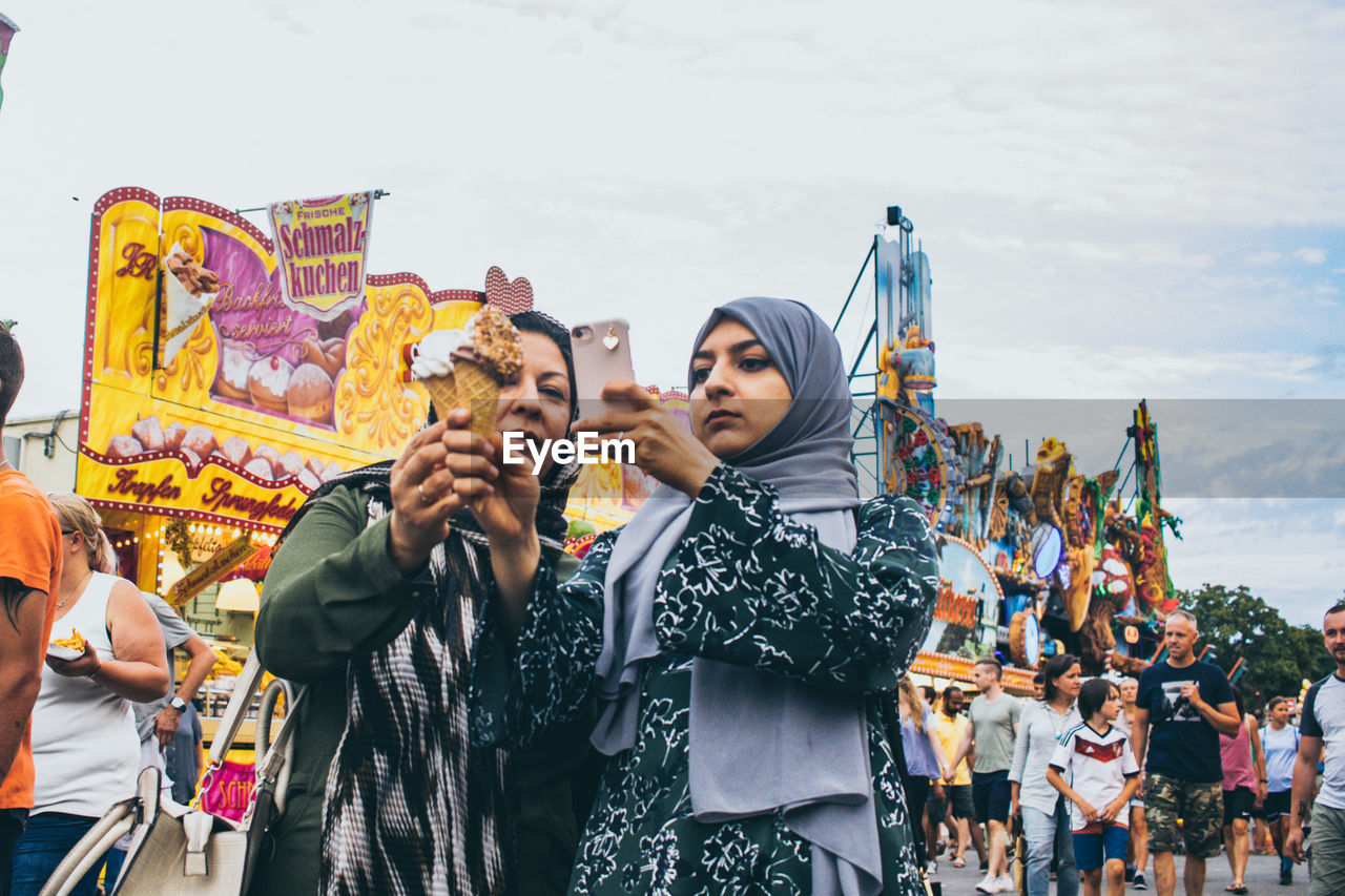 YOUNG WOMAN LOOKING AT MARKET IN CITY