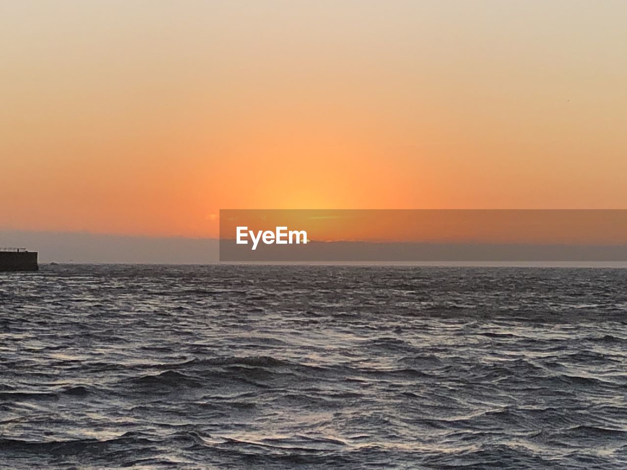SCENIC VIEW OF SEA AGAINST SKY AT SUNSET