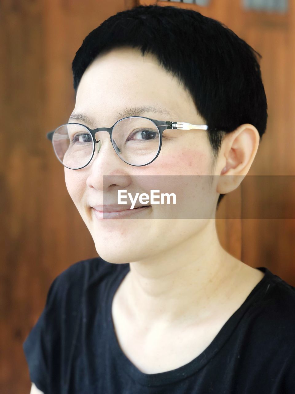 Close-up portrait of smiling woman in eyeglasses