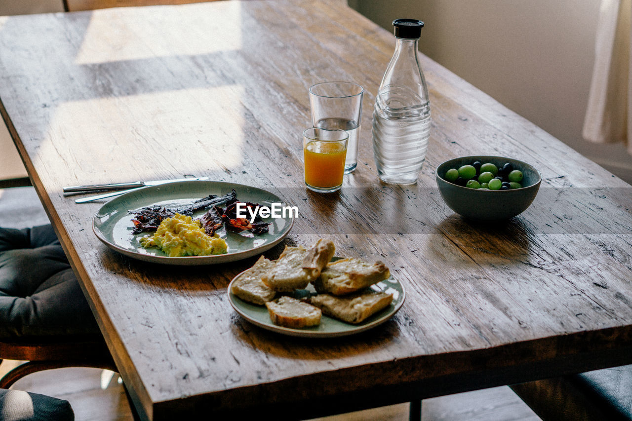 HIGH ANGLE VIEW OF BREAKFAST SERVED ON TABLE WITH DRINK