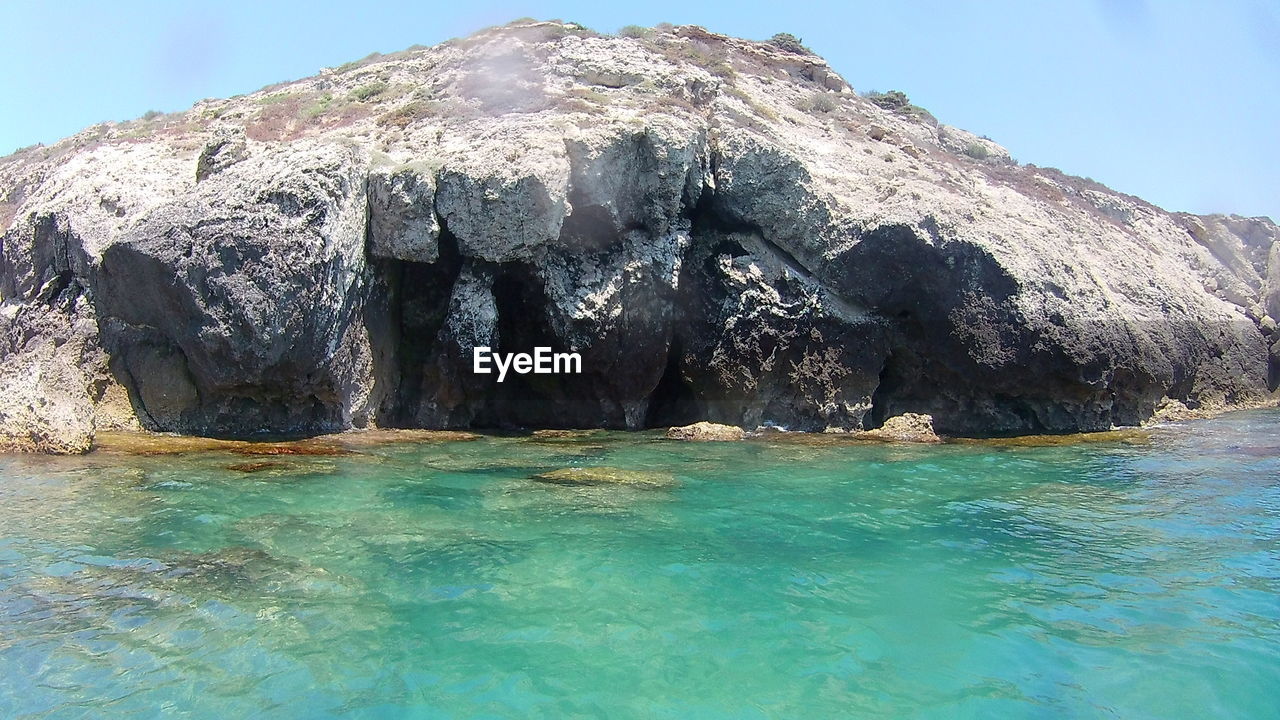 SCENIC VIEW OF SEA AGAINST ROCKS