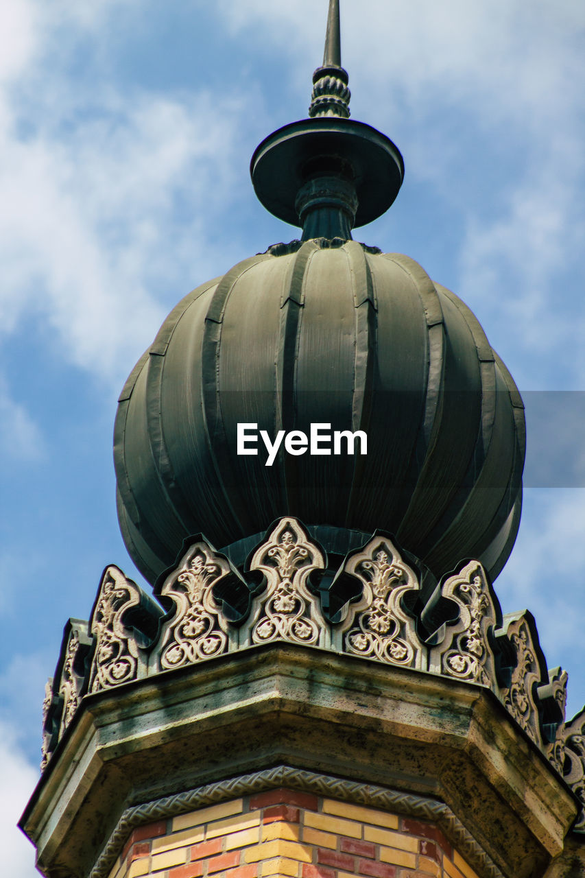 LOW ANGLE VIEW OF ORNATE BUILDING AGAINST CLOUDY SKY