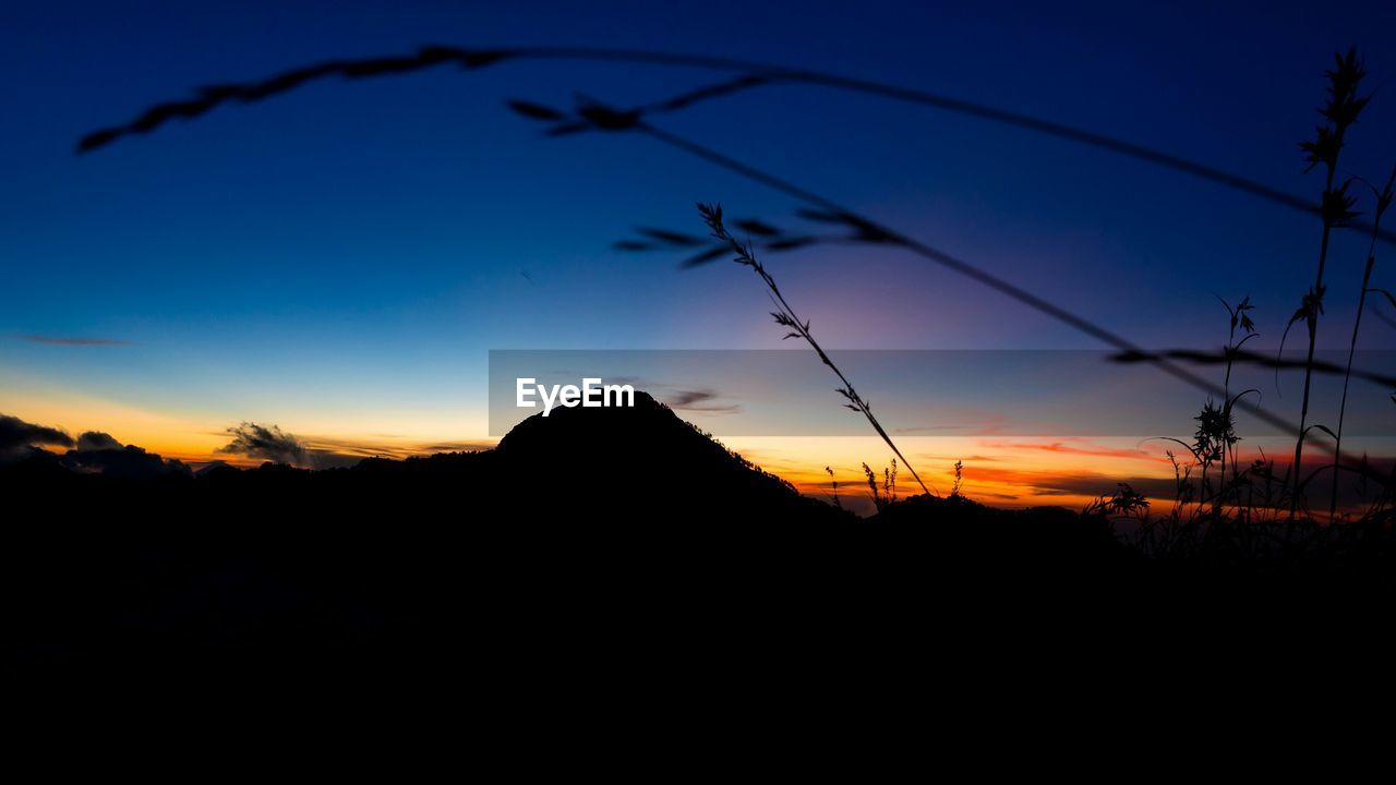 SCENIC VIEW OF SILHOUETTE MOUNTAIN AGAINST SKY