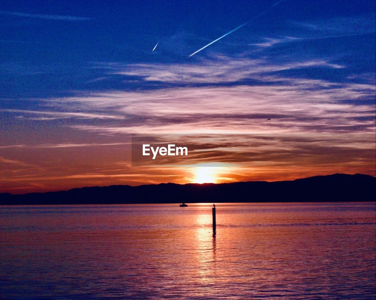 SCENIC VIEW OF SEA AGAINST SUNSET SKY