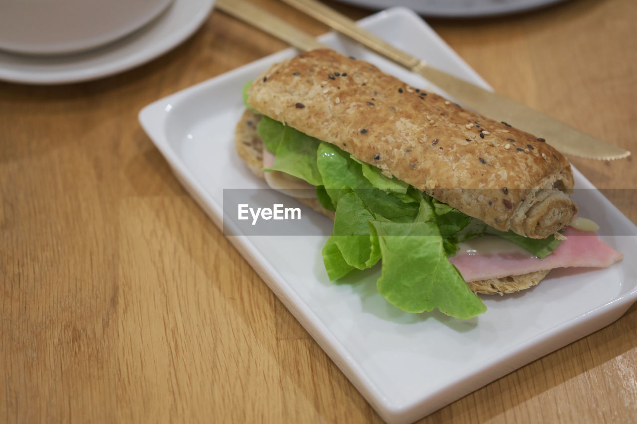 HIGH ANGLE VIEW OF FOOD IN PLATE ON TABLE