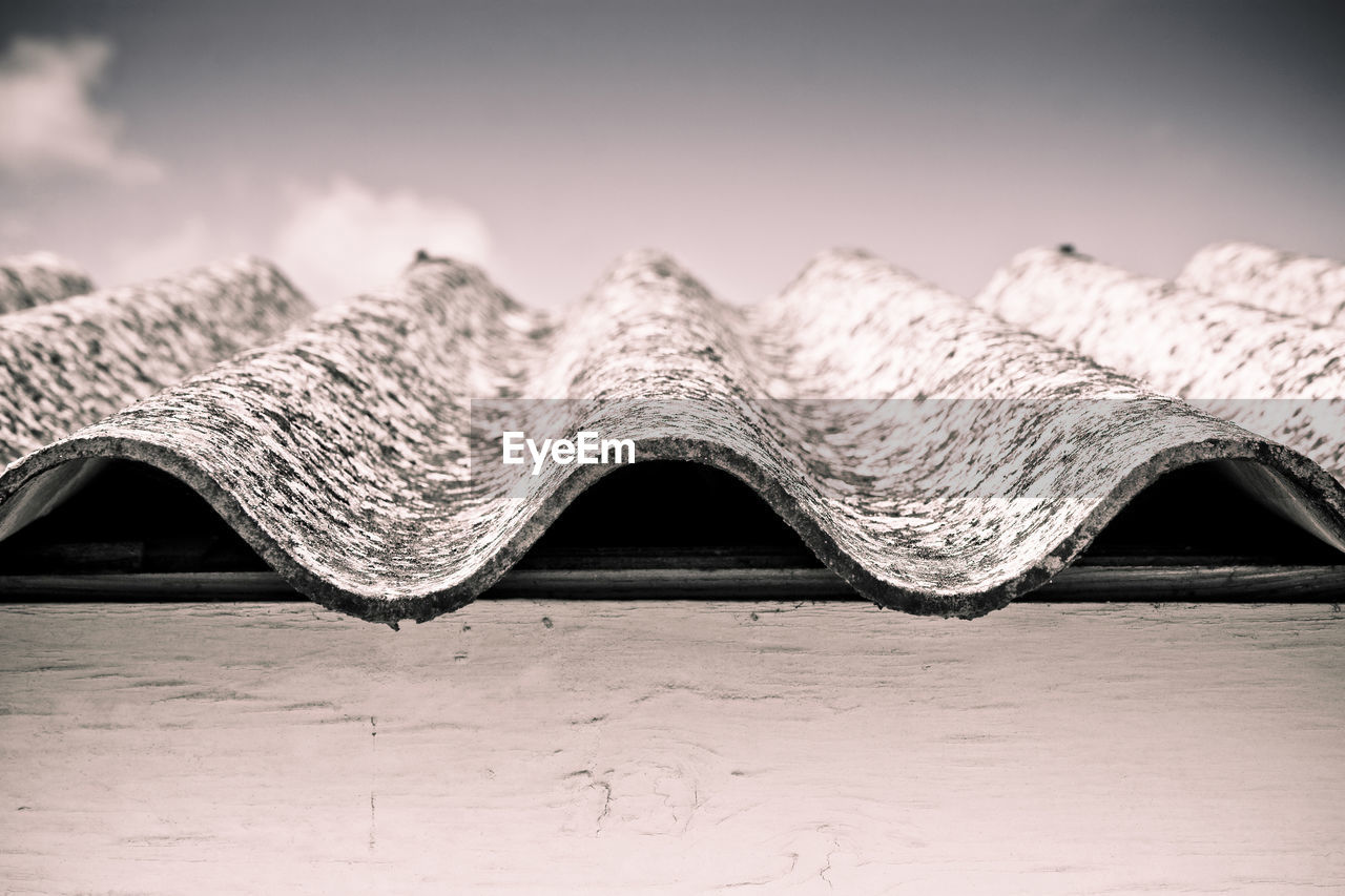 CLOSE-UP OF METALLIC STRUCTURE ON TABLE