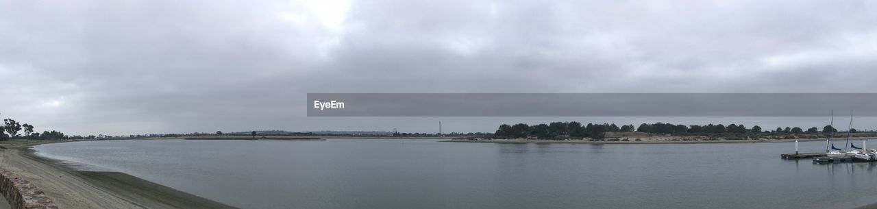 IDYLLIC VIEW OF LAKE AGAINST SKY